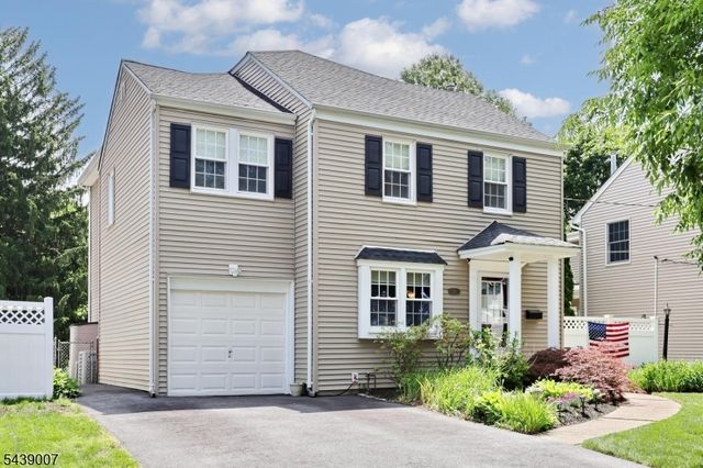 396 Burlington Rd, Paramus Boro, NJ 07652