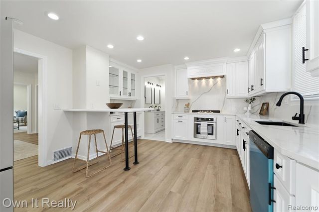 168 Kerby Road, Grosse Pointe Farms, MI 48236