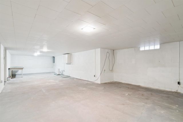 402 S Washington Avenue, Fredericksburg, IA 50630