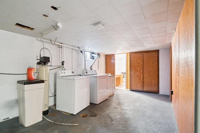 402 S Washington Avenue, Fredericksburg, IA 50630