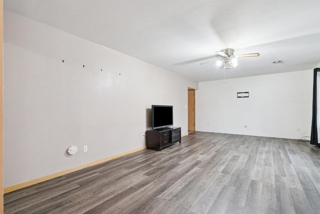 402 S Washington Avenue, Fredericksburg, IA 50630