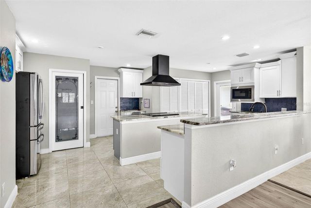 8718 TAHITI LANE, Tampa, FL 33615