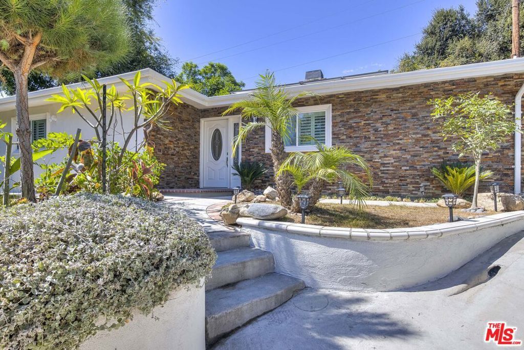 4923 Burgoyne Lane, La Canada Flintridge, CA 91011