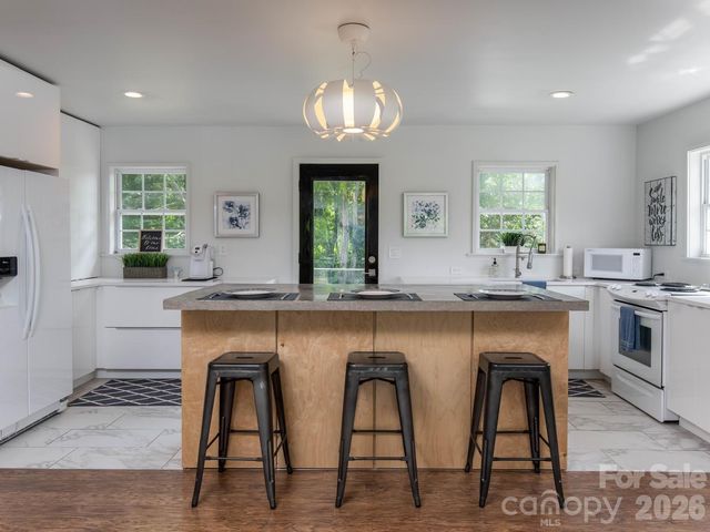 92 Salem Road, Weaverville, NC 28787