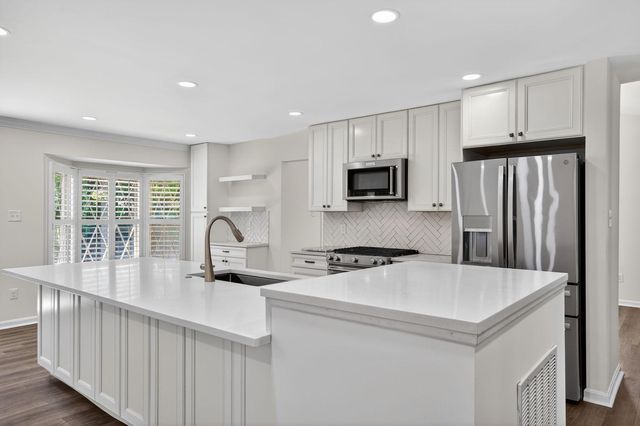 6030 BURNSIDE LANDING DR, Burke, VA 22015