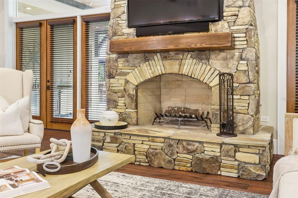 Image 9 of property listing at 713 MAIN STREET, Windermere, FL 34786