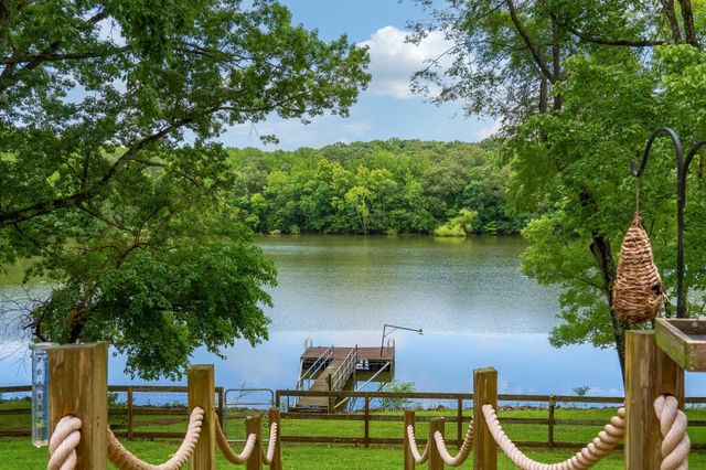 554 Hickman Shores Rd, Dover, TN 37058