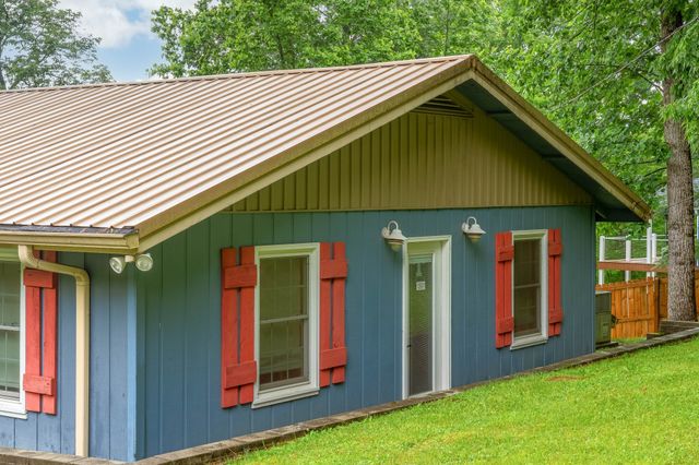 554 Hickman Shores Rd, Dover, TN 37058