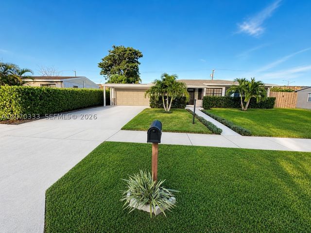 826 Cochran Dr, Lake Worth, FL 33461
