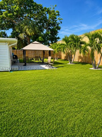 826 Cochran Dr, Lake Worth, FL 33461