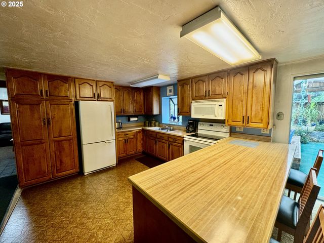 4990 MITCHELL LOOP Rd, Florence, OR 97439