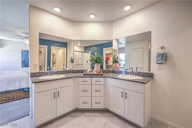 6049 Sunshine Shores Street 12, Las Vegas, NV 89081