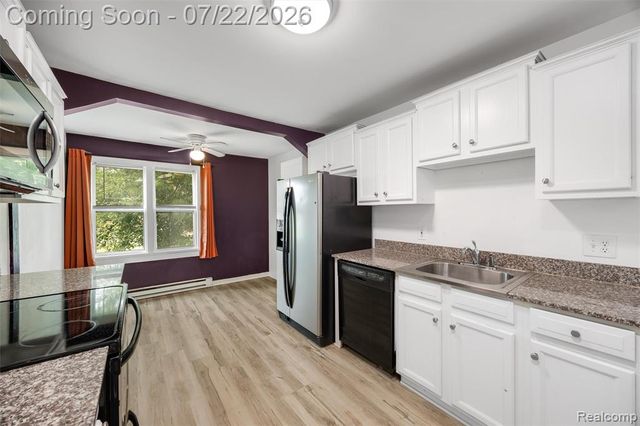 1759 E Elza Avenue, Hazel Park, MI 48030