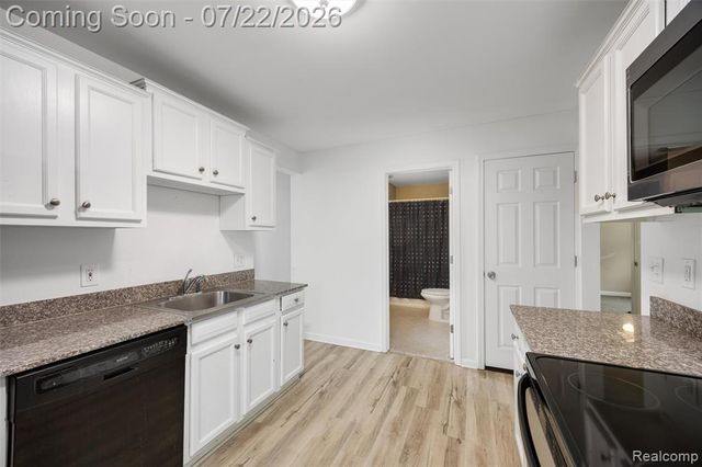 1759 E Elza Avenue, Hazel Park, MI 48030