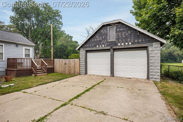 1759 E Elza Avenue, Hazel Park, MI 48030