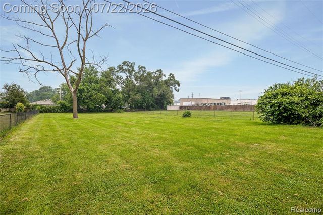 1759 E Elza Avenue, Hazel Park, MI 48030