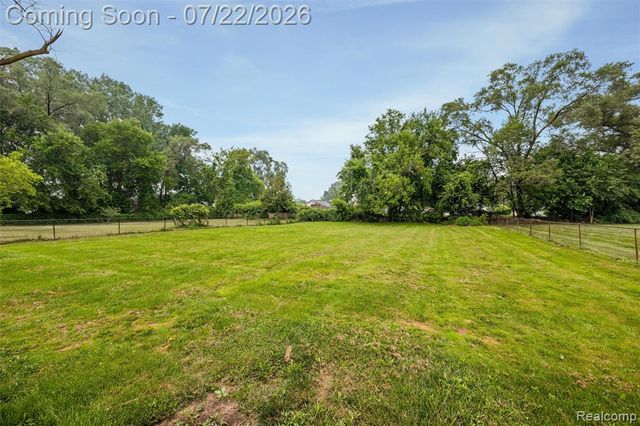 1759 E Elza Avenue, Hazel Park, MI 48030