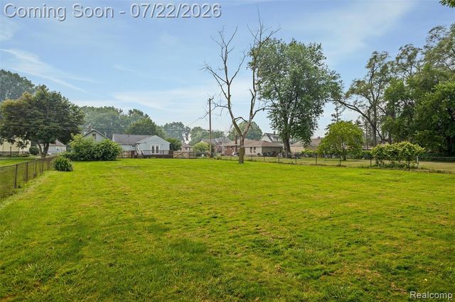 1759 E Elza Avenue, Hazel Park, MI 48030