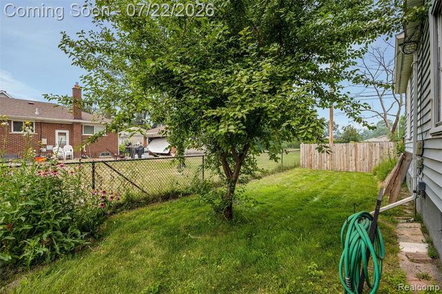 1759 E Elza Avenue, Hazel Park, MI 48030
