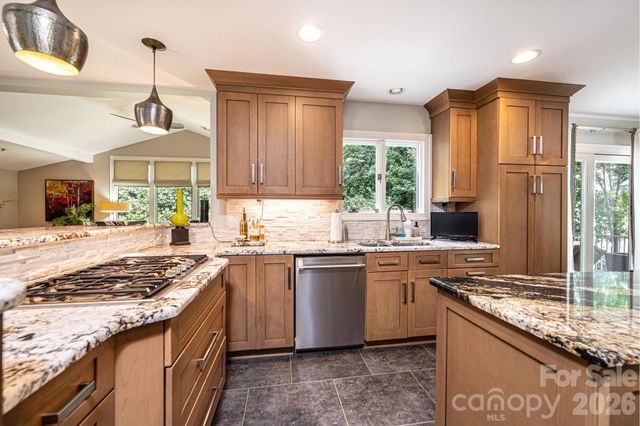 2028 10th Street Boulevard NW, Hickory, NC 28601