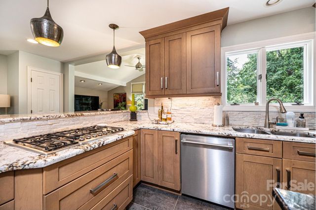 2028 10th Street Boulevard NW, Hickory, NC 28601