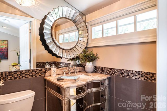 2028 10th Street Boulevard NW, Hickory, NC 28601