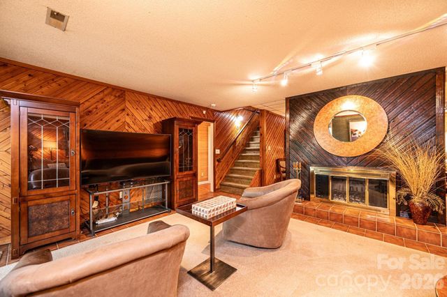 2028 10th Street Boulevard NW, Hickory, NC 28601