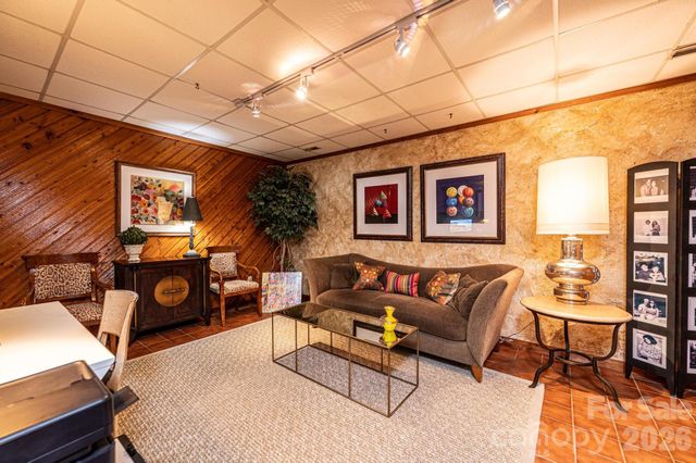 2028 10th Street Boulevard NW, Hickory, NC 28601