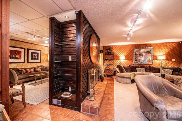 2028 10th Street Boulevard NW, Hickory, NC 28601