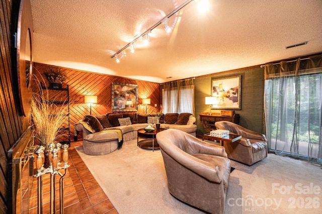2028 10th Street Boulevard NW, Hickory, NC 28601