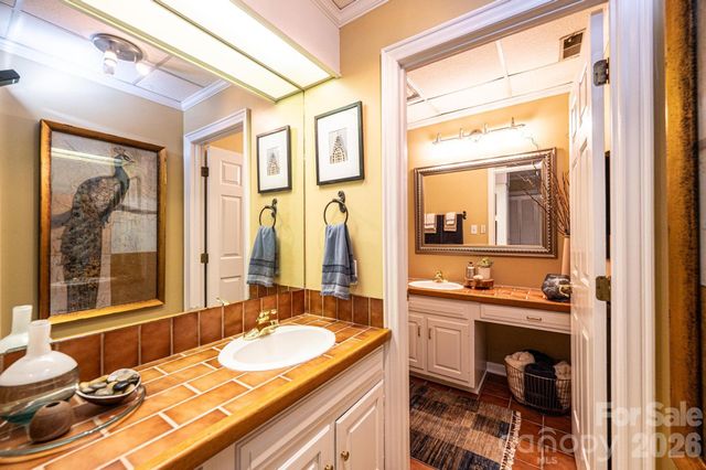 2028 10th Street Boulevard NW, Hickory, NC 28601