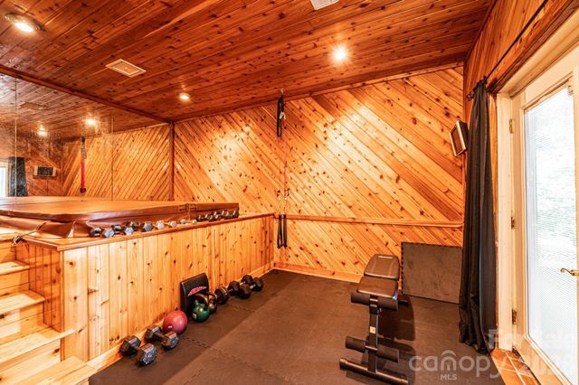 2028 10th Street Boulevard NW, Hickory, NC 28601