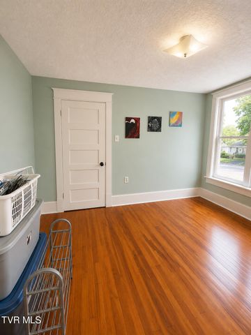 1242 East Center Street, Kingsport, TN 37660