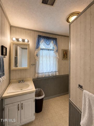 1242 East Center Street, Kingsport, TN 37660