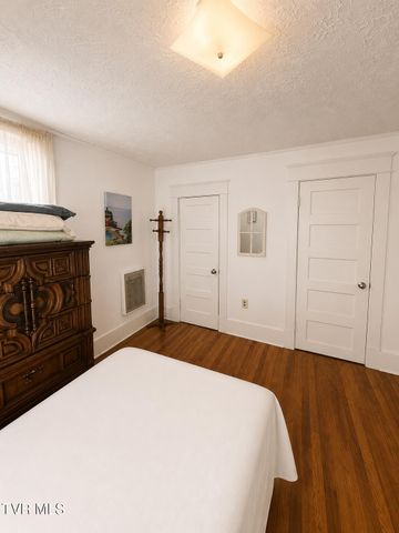 1242 East Center Street, Kingsport, TN 37660