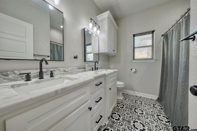 12121 Oak Grove Drive, Tyler, TX 75706