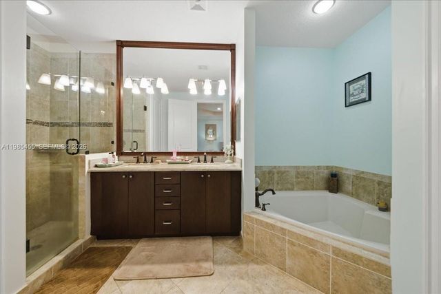 110 E Riverwalk Cir E, Plantation, FL 33325