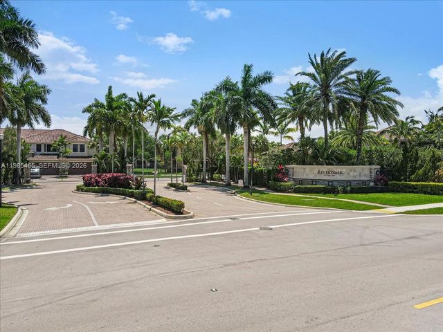 110 E Riverwalk Cir E, Plantation, FL 33325