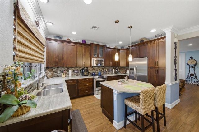 110 E Riverwalk Cir E, Plantation, FL 33325