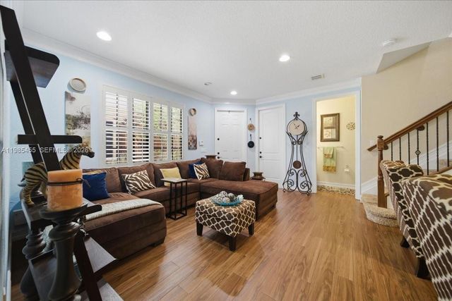 110 E Riverwalk Cir E, Plantation, FL 33325