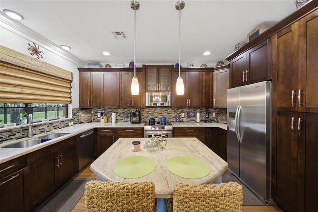 110 E Riverwalk Cir E, Plantation, FL 33325