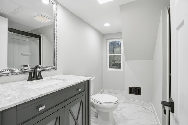 9442 S Octavia Avenue, Bridgeview, IL 60455