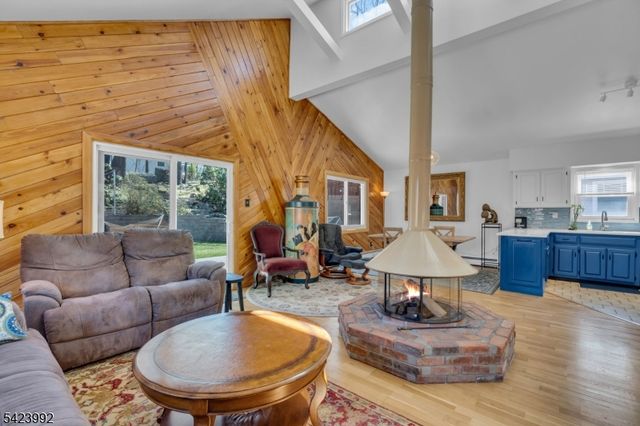 66 Salmon Rd, Roxbury Twp., NJ 07850