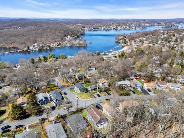 66 Salmon Rd, Roxbury Twp., NJ 07850