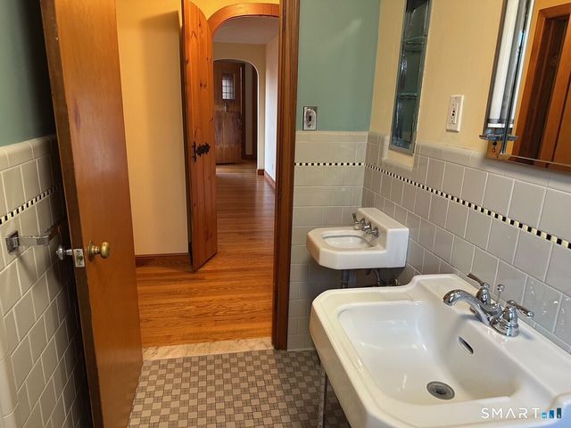 989 North Farms Road, Wallingford, CT 06492