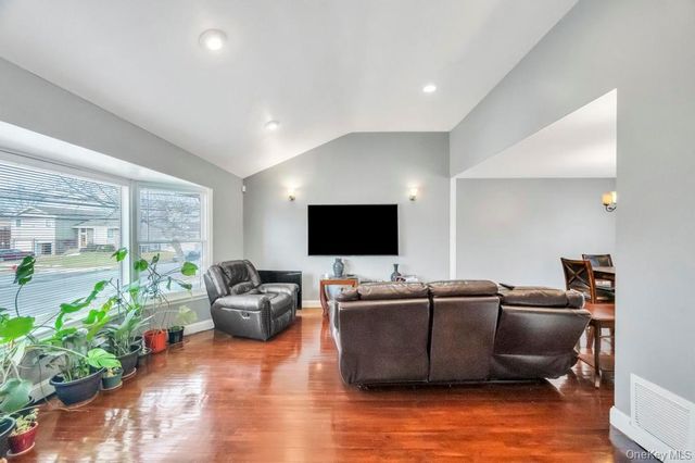 3263 Milburn Avenue, Baldwin Harbor, NY 11510