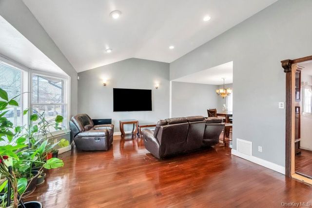 3263 Milburn Avenue, Baldwin Harbor, NY 11510