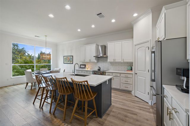 300 Errol DR, Spicewood, TX 78669