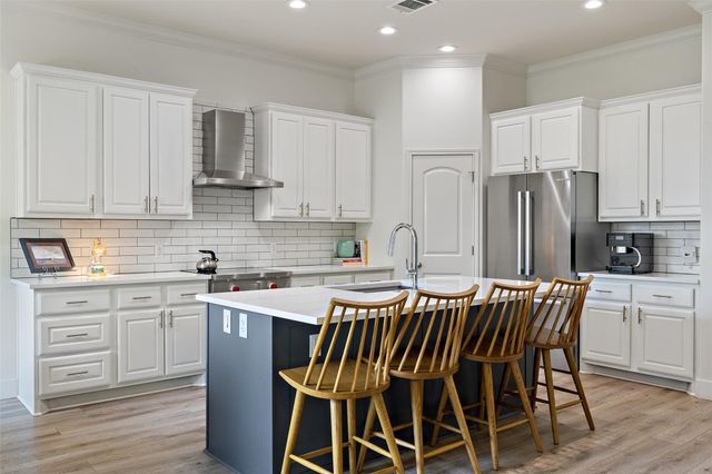 300 Errol DR, Spicewood, TX 78669