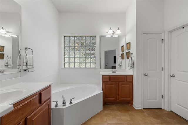 300 Errol DR, Spicewood, TX 78669